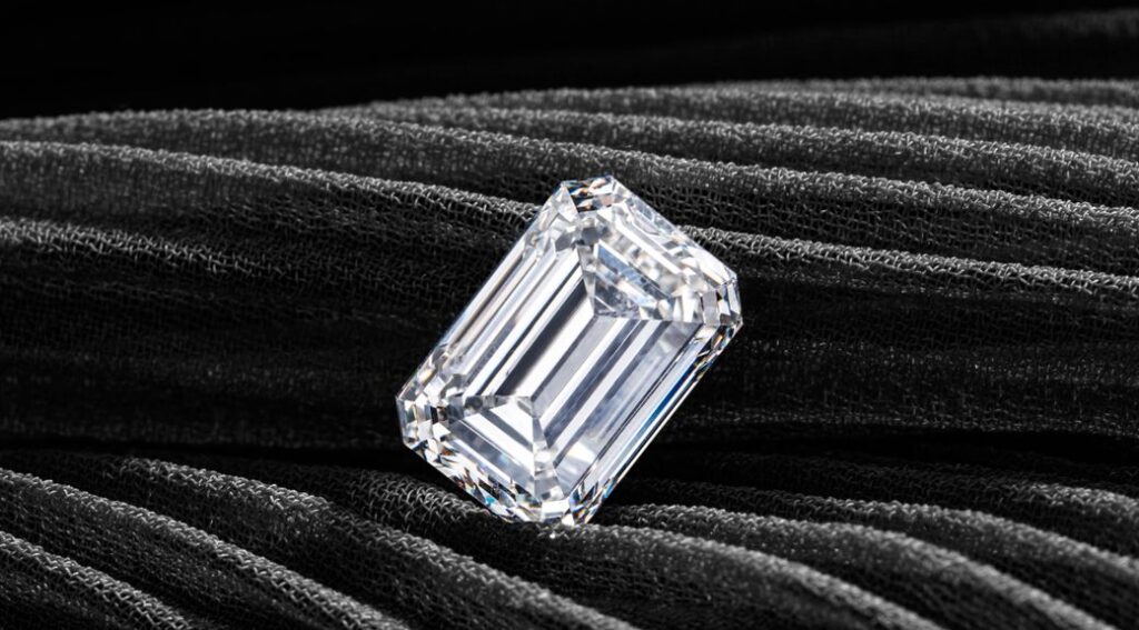Emerald vs Asscher Cut Diamonds: Key Differences, Style, and How to Choose