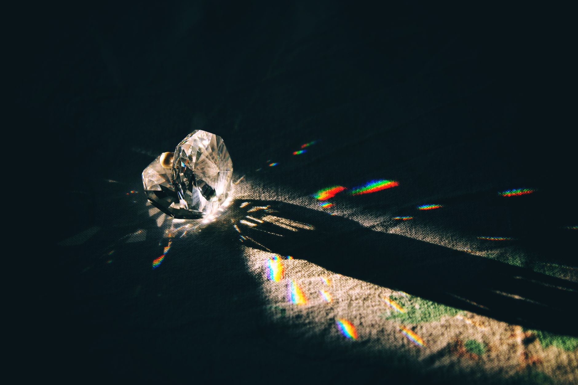 How Lighting Changes Diamond Color Appearance: What Buyers Need to Know in 2026