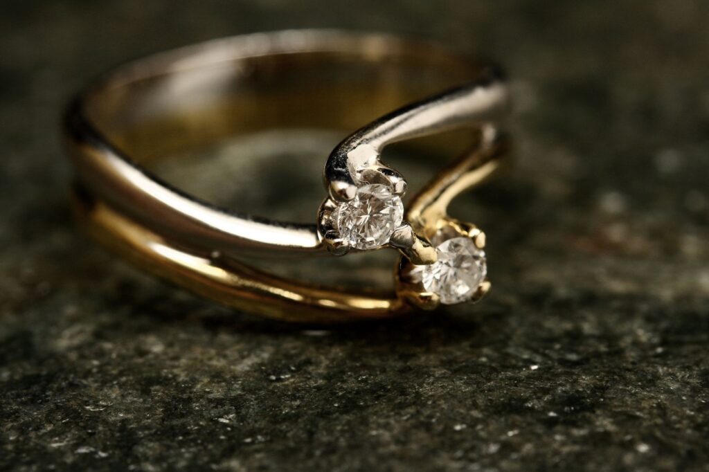 How Metal Color Affects Diamond Color Appearance: Platinum, White Gold vs Yellow Gold