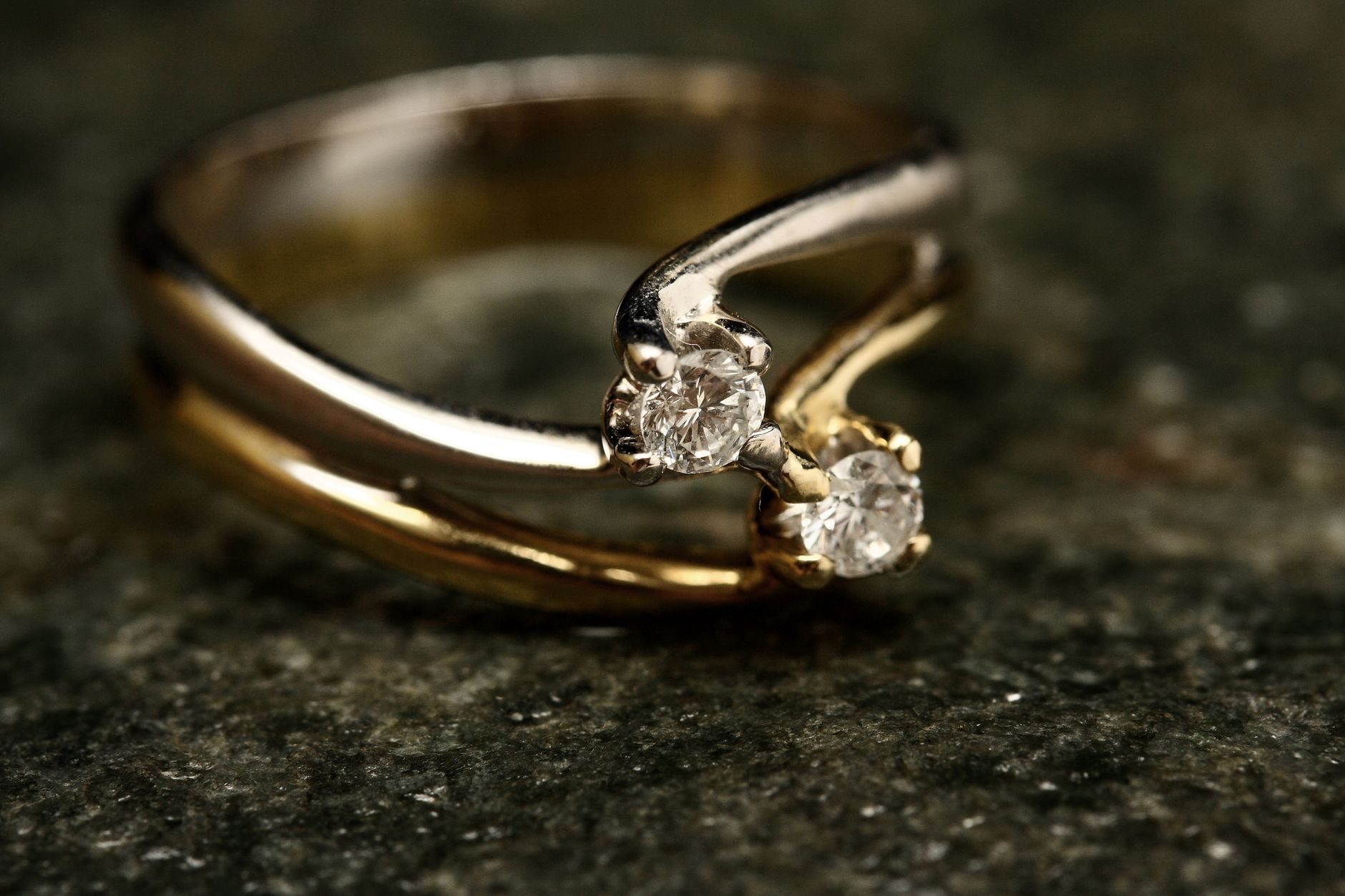 How Metal Color Affects Diamond Color Appearance: Platinum, White Gold vs Yellow Gold