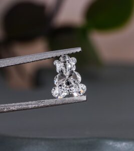 Oval vs Emerald Lab Grown Diamonds: Which Shape Is Better?