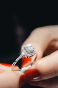 What Does a 0.5 Carat Diamond Look Like? Size, MM Measurements, and Real-Life Appearance