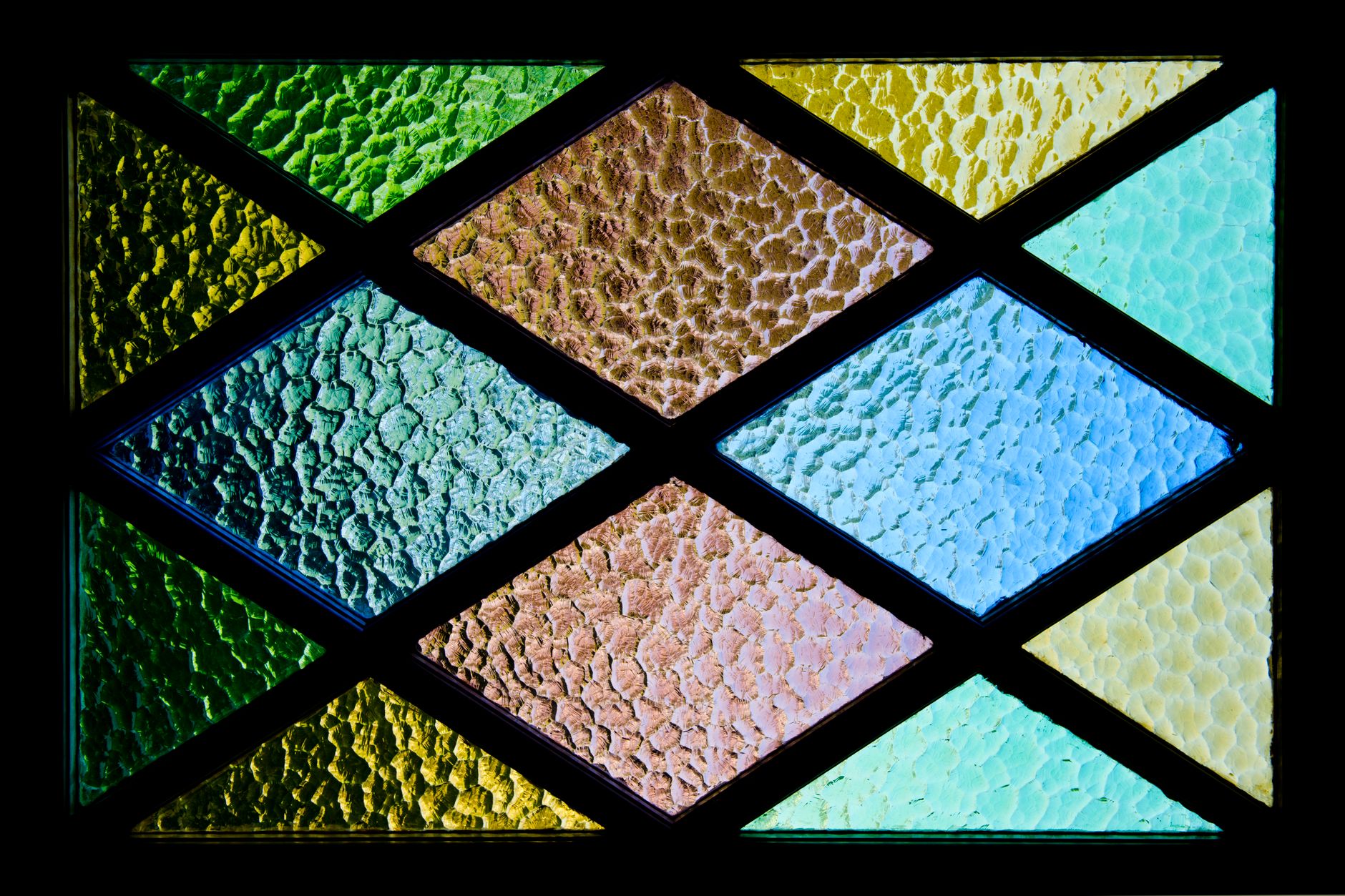 Which Diamond Shape Hides Color Best? Best Shapes Ranked for Color Masking in 2026